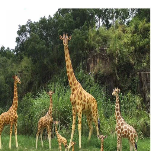 Socha žirafy ze skleněných vláken